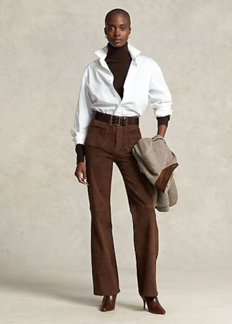 Calça flare Ralph Lauren Chocolate feminina, de camurça e bolsos, em couro de cordeiro